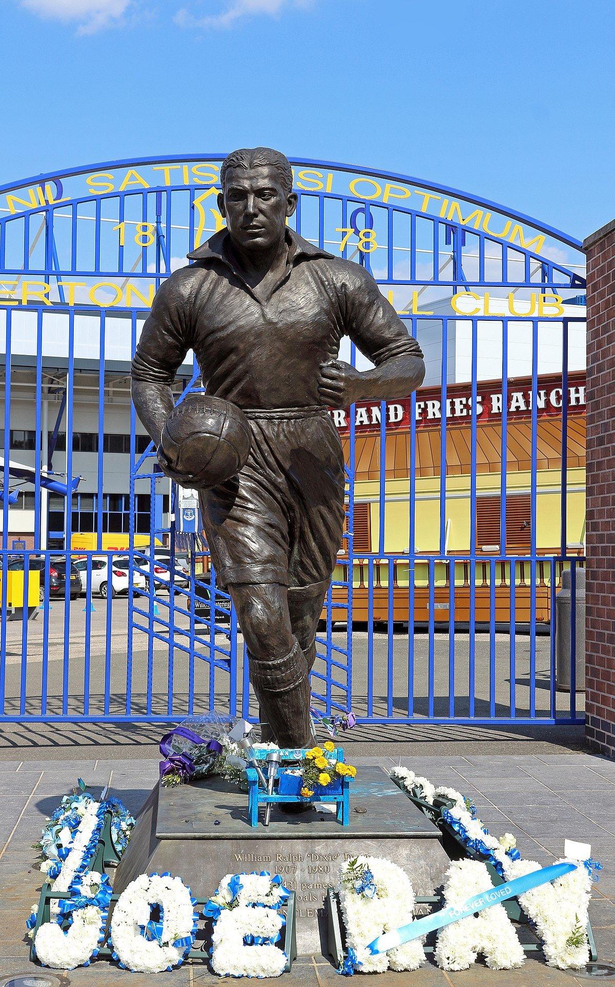 딕시 딘 동상 (Dixie Dean Statue) 앞