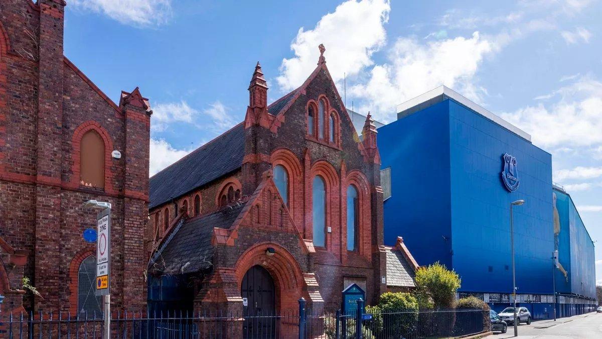 세인트 루크 교회 배경의 경기장 모습