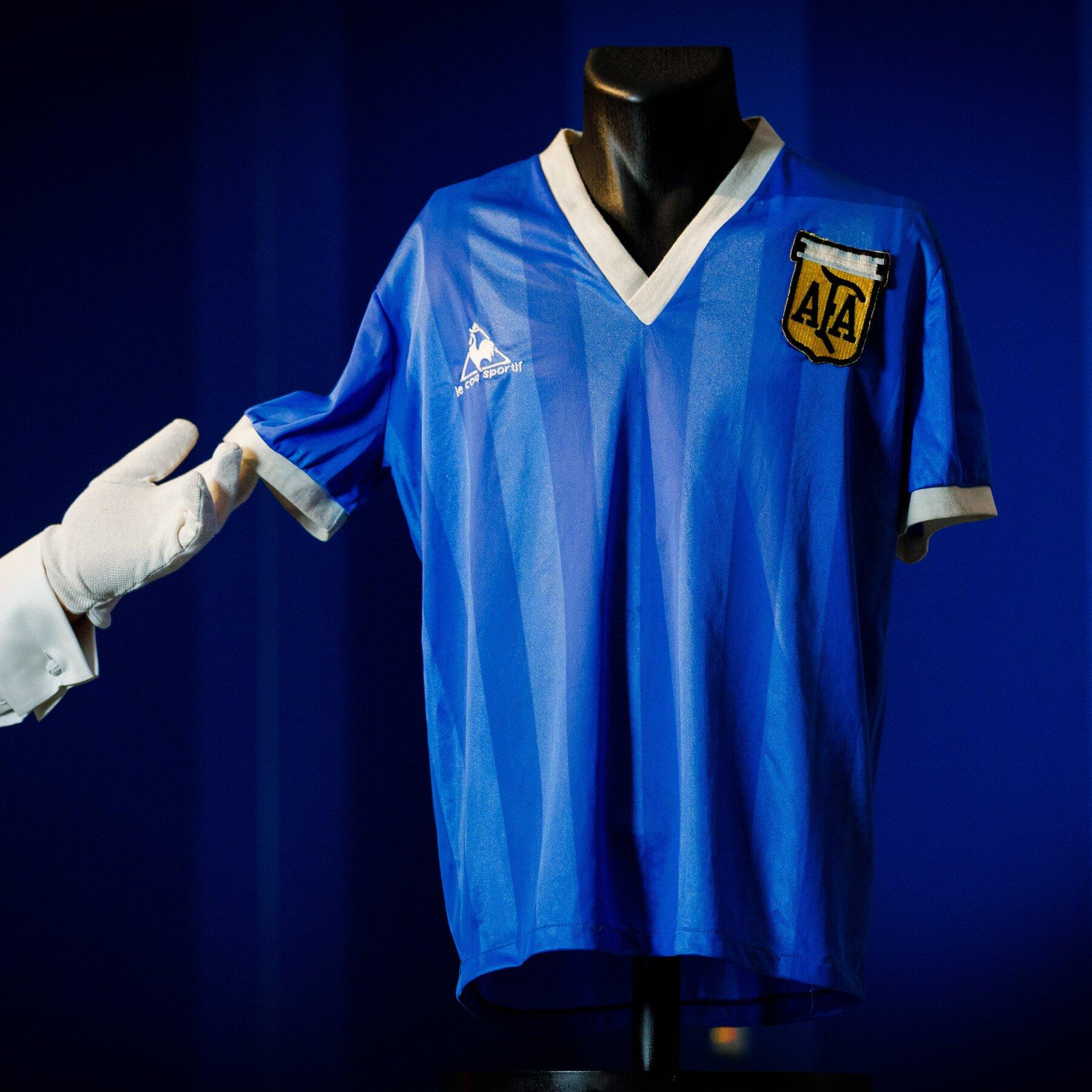 유명 선수 유니폼 및 기념품 앞