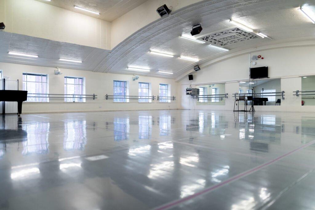 극장 로비 및 계단