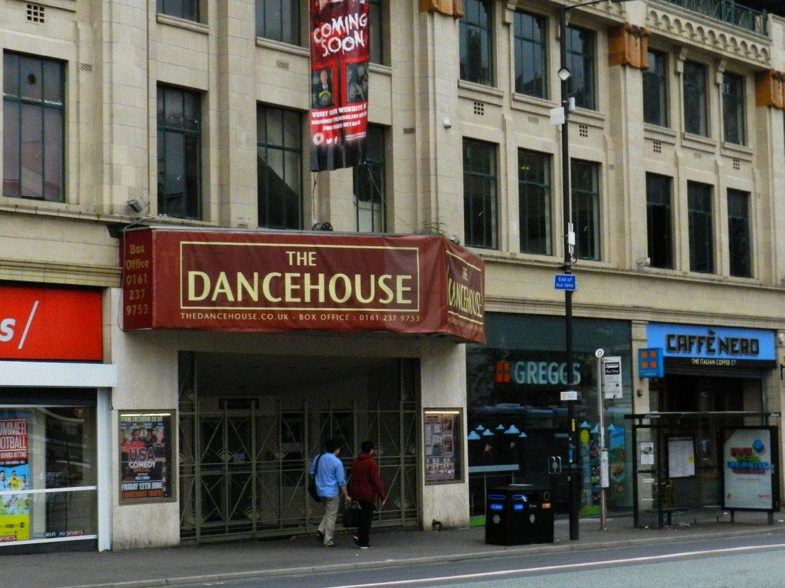 극장 외부 파사드