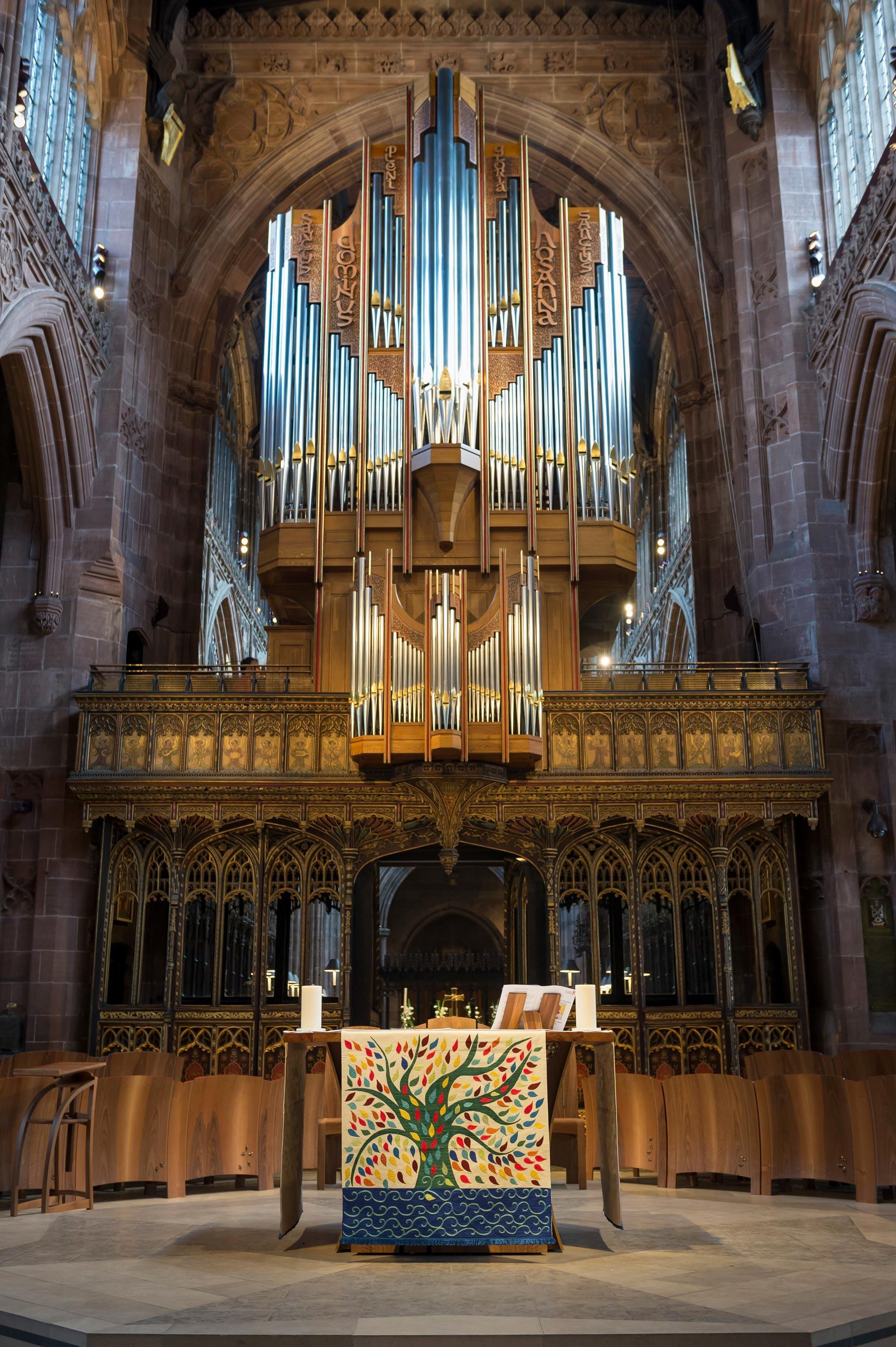 신도석 끝 거울 테이블과 오르간
