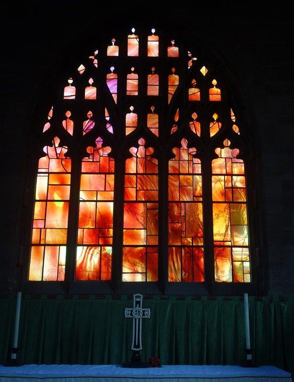 스테인드글라스를 통과하는 빛줄기