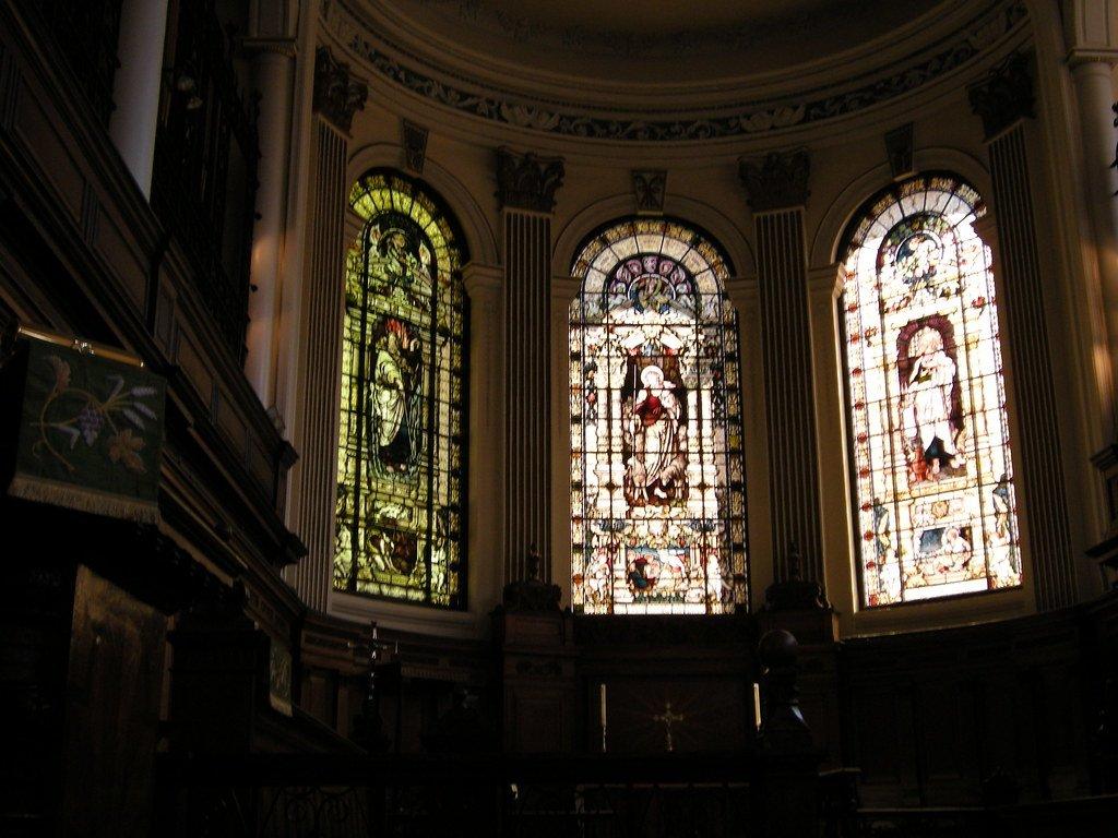 스테인드글라스 창문 앞