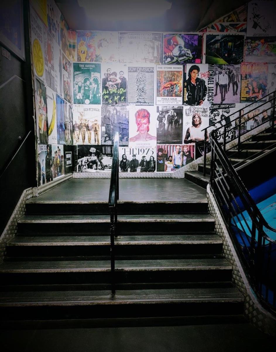 알록달록한 내부 벽화 및 복도