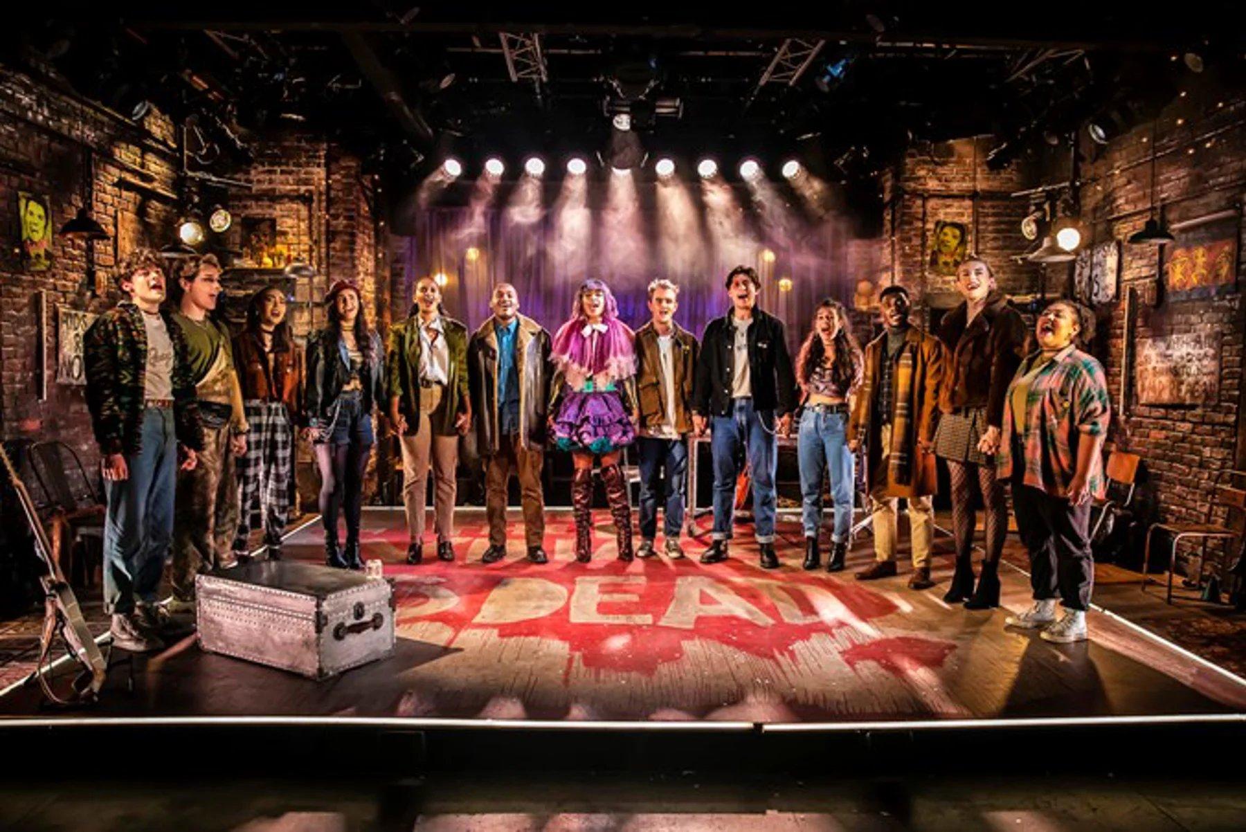 공연장 내부 (공연 전후 또는 허용 시)