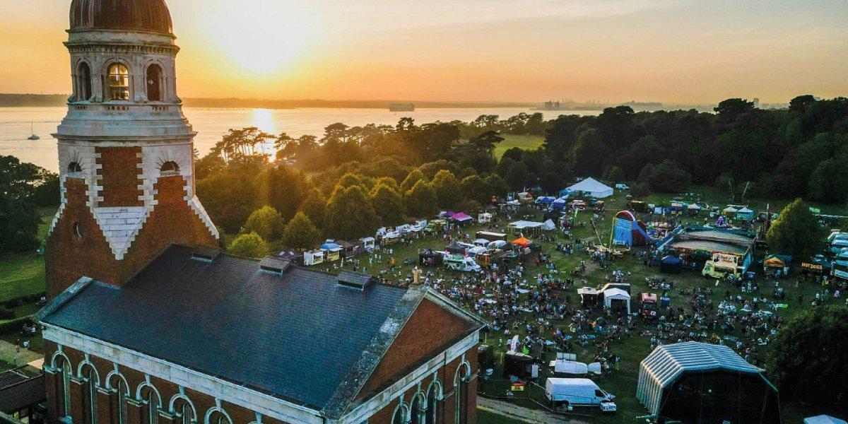 로열 빅토리아 공원에서 열리는 봄 축제 풍경
