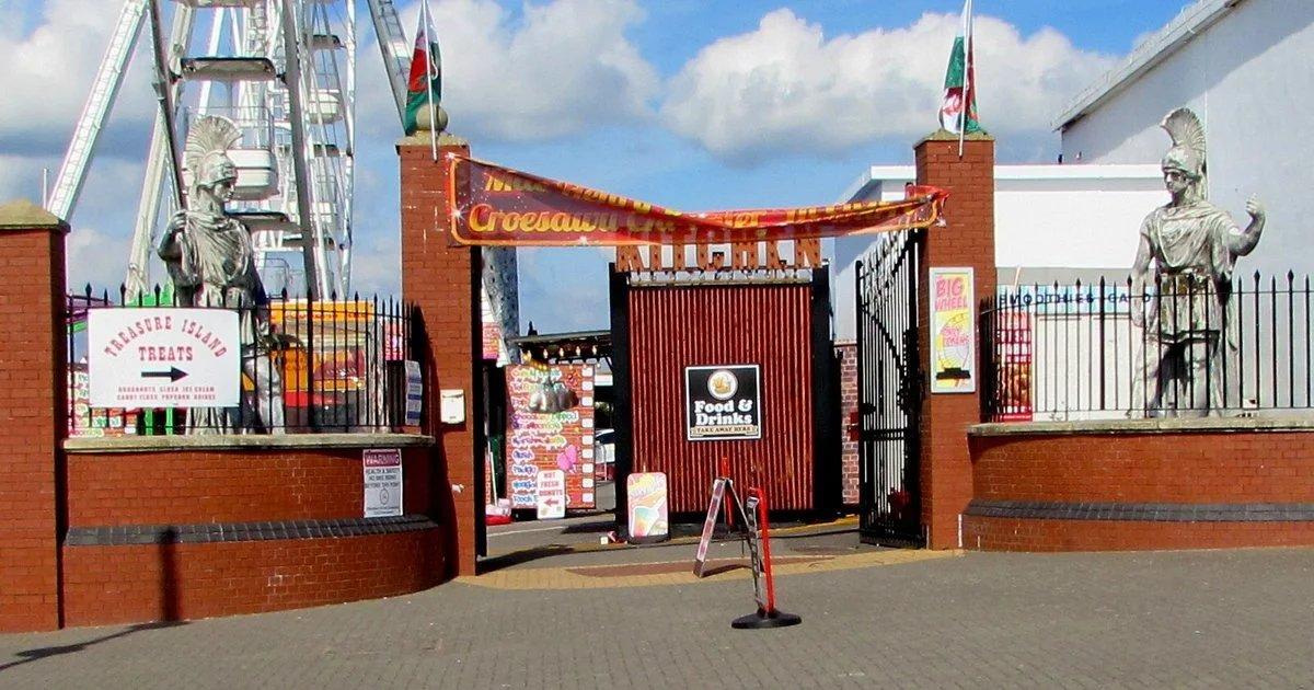 공원 입구 간판 앞