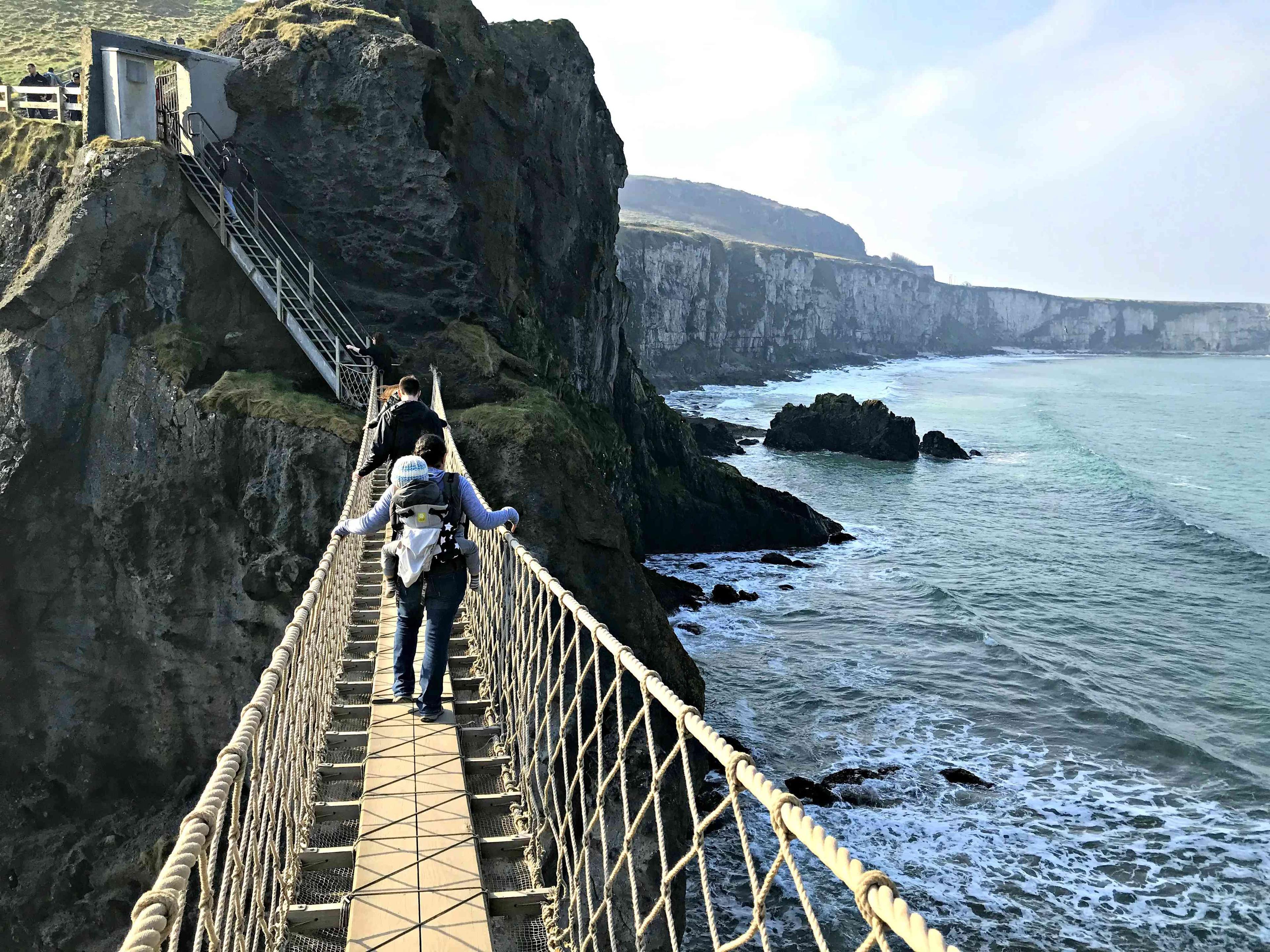 로프 브리지 위 중앙 지점