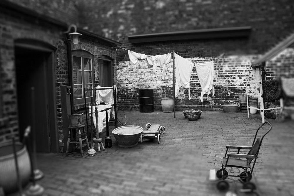 중앙 공동 마당 (Courtyard)