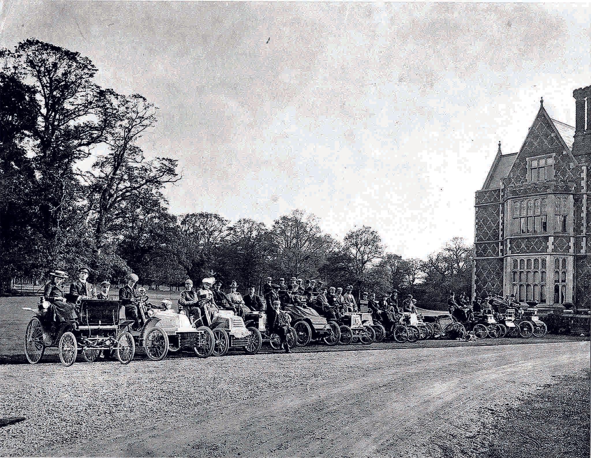 저택 테라스에서 바라본 정원 (View from the House Terrace)