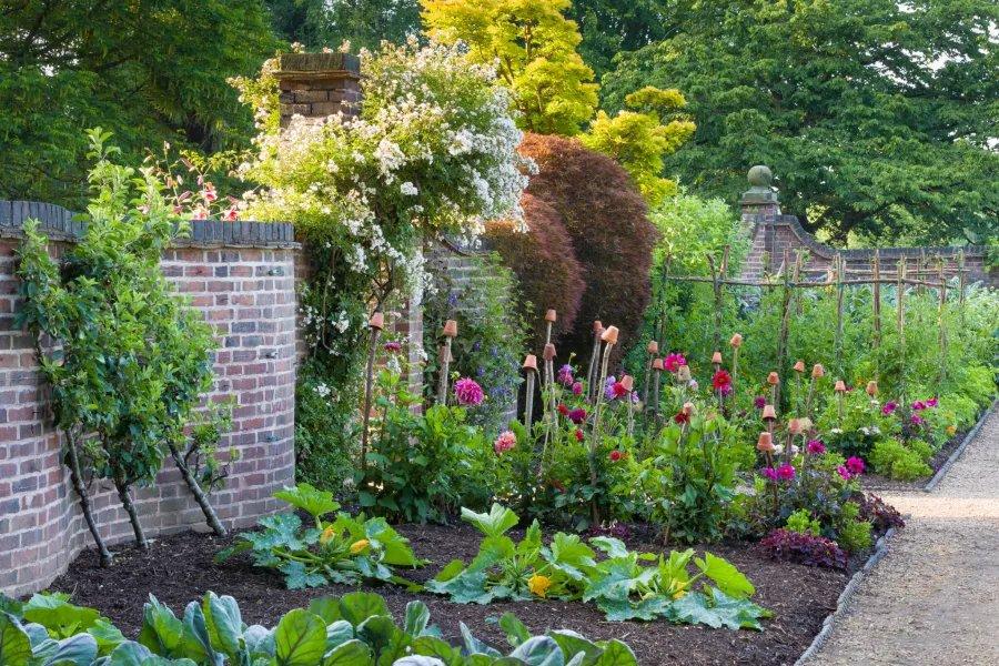 계절별 꽃밭 (Seasonal Flower Beds)