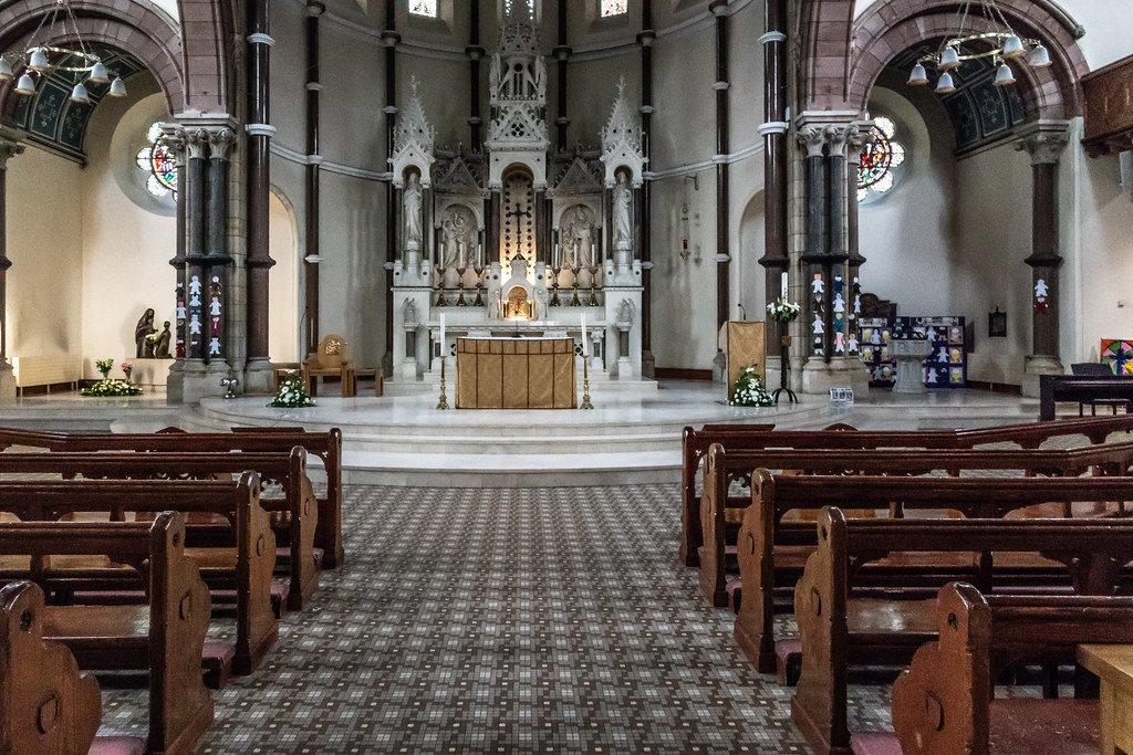 성당 중앙 제단 및 스테인드글라스