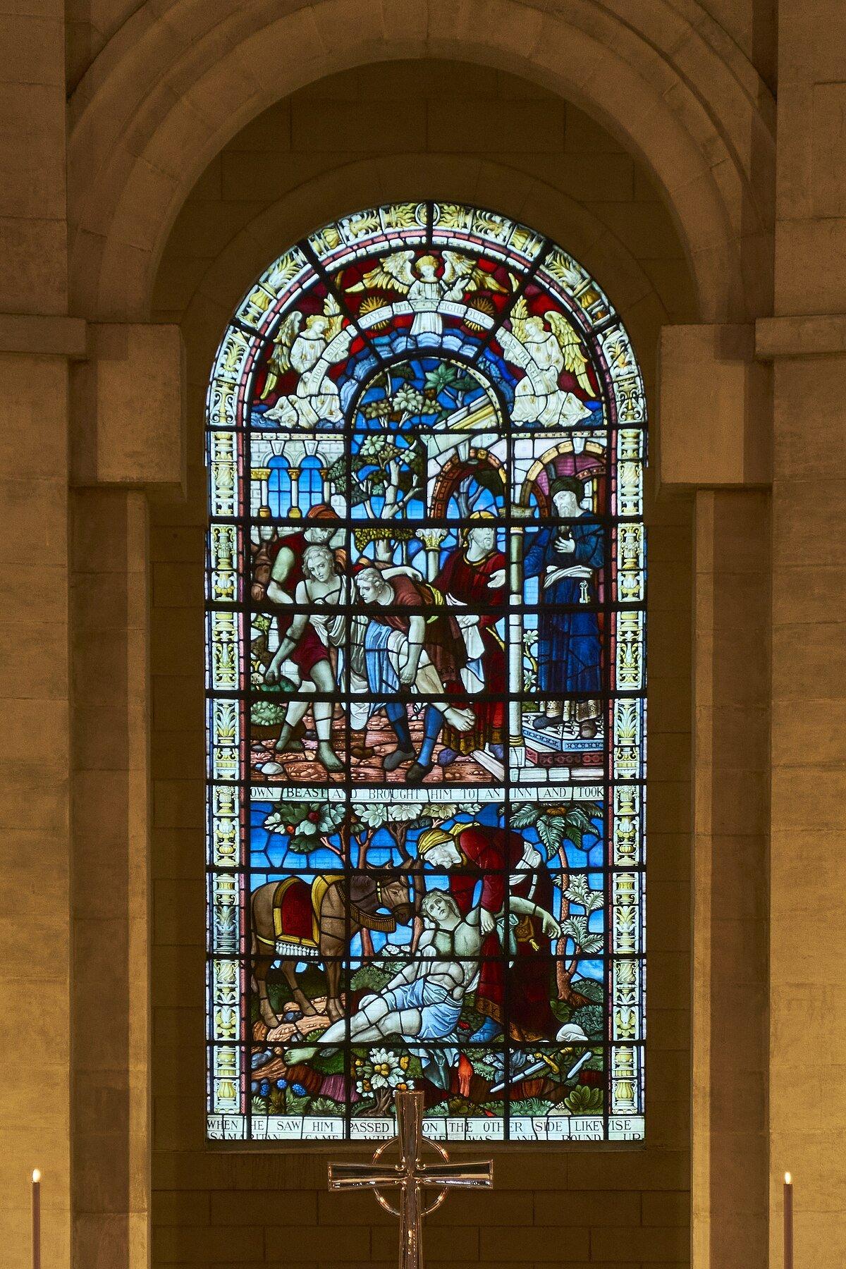 스테인드글라스 창문 앞