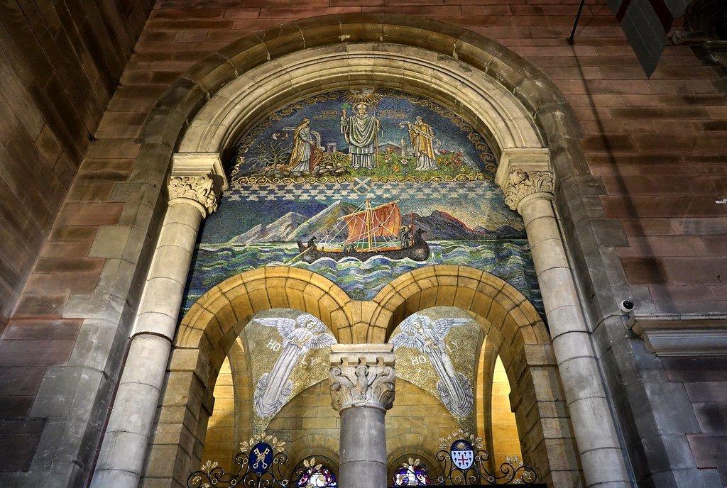 모자이크 벽화 앞