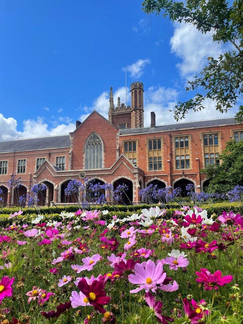 란욘 빌딩 뒤편 안뜰 정원(Lanyon Quadrangle)