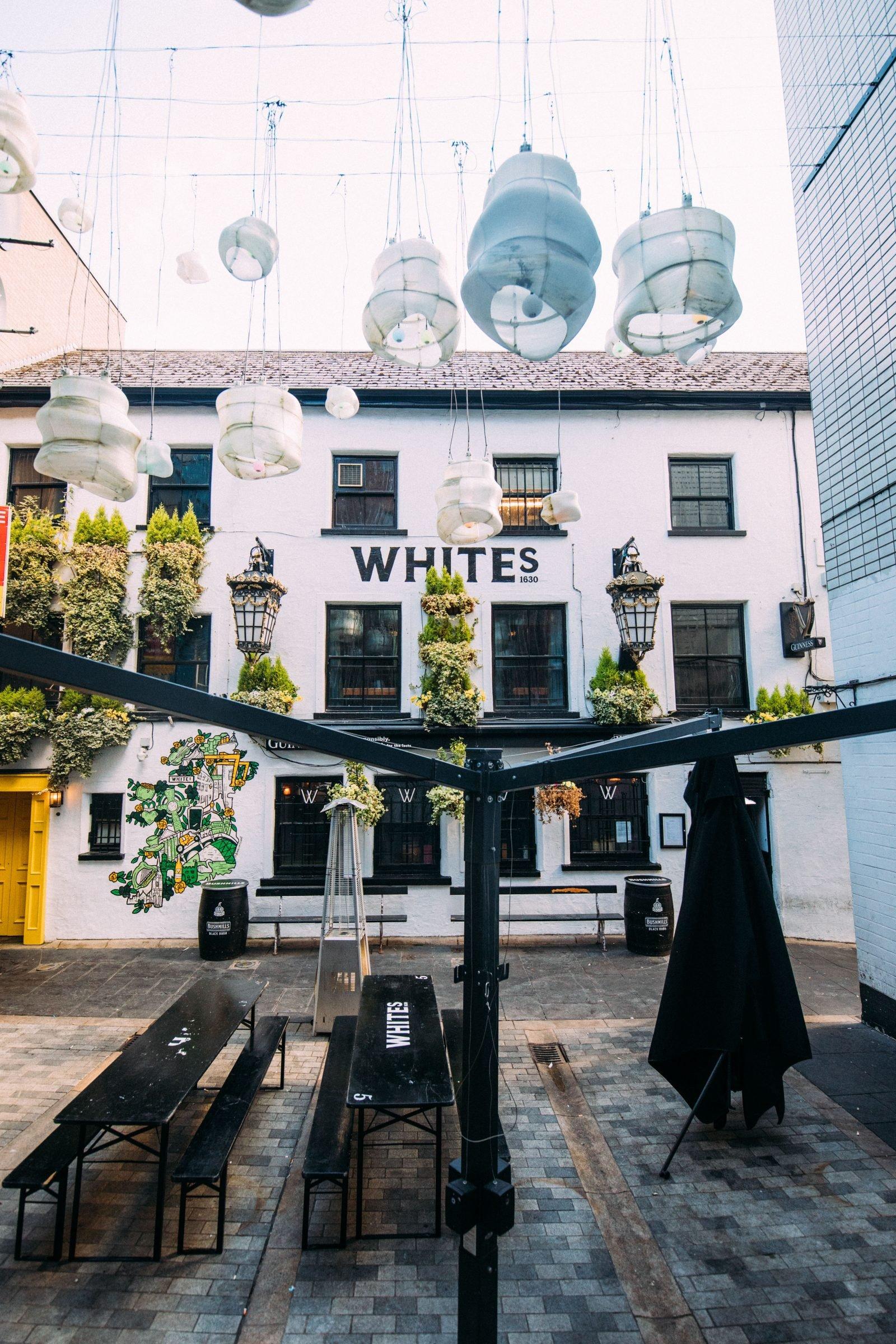 🍺 화이트 선술집 (화이츠 태번)