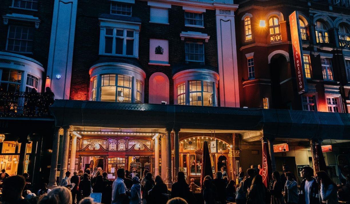 극장 정면 외관