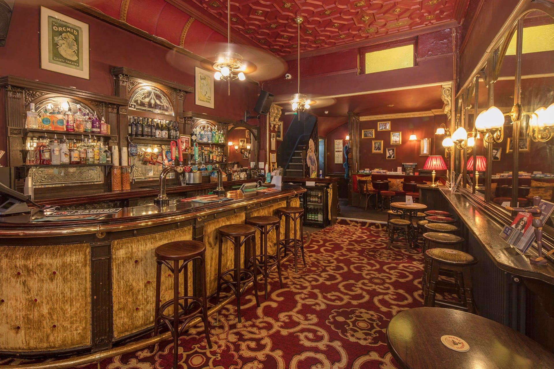 로열 서클 바의 엘렌 나이 차트 동상