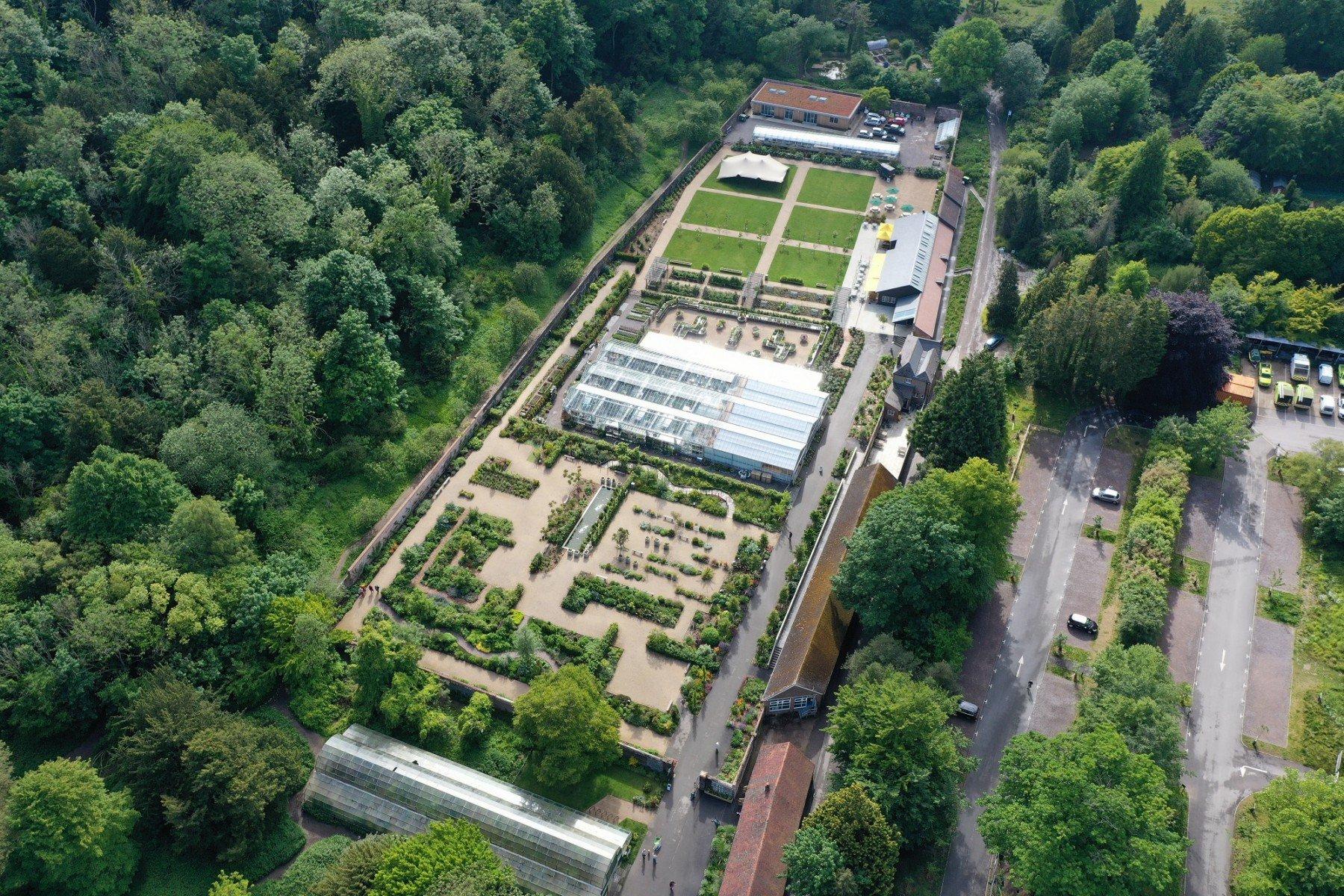 월드 가든 담장길