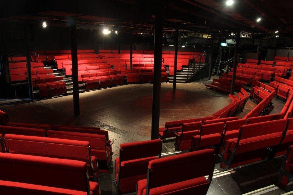 🎭 담배 공장 극장들 (토바코 팩토리 시어터스)