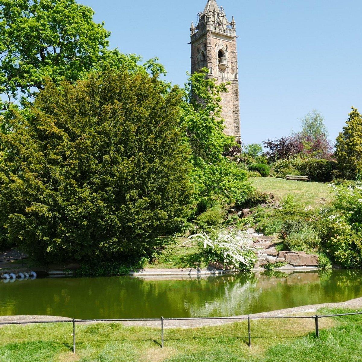 브랜던 힐 공원 내 탑을 배경으로 하는 지점