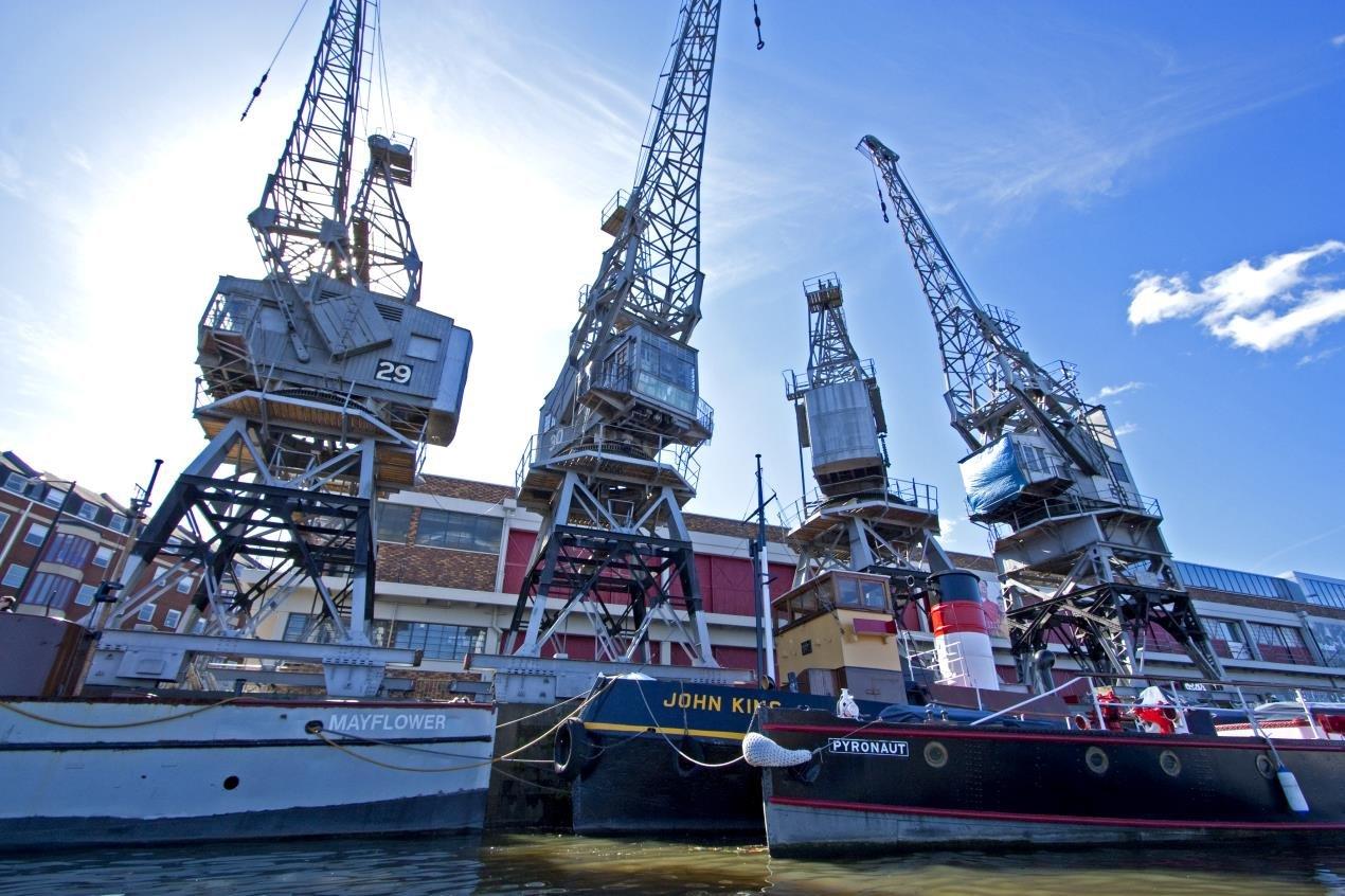 항구변 역사적 크레인 및 선박 앞 (Harbourside Cranes and Ships)
