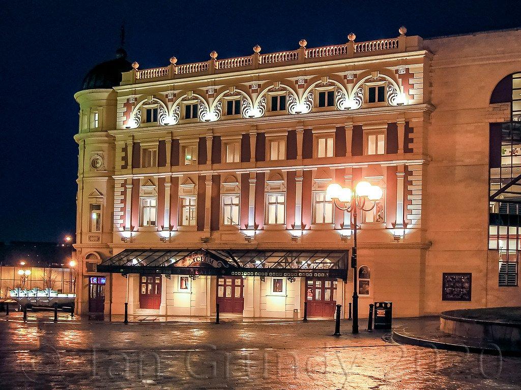 극장 정면 (외부)