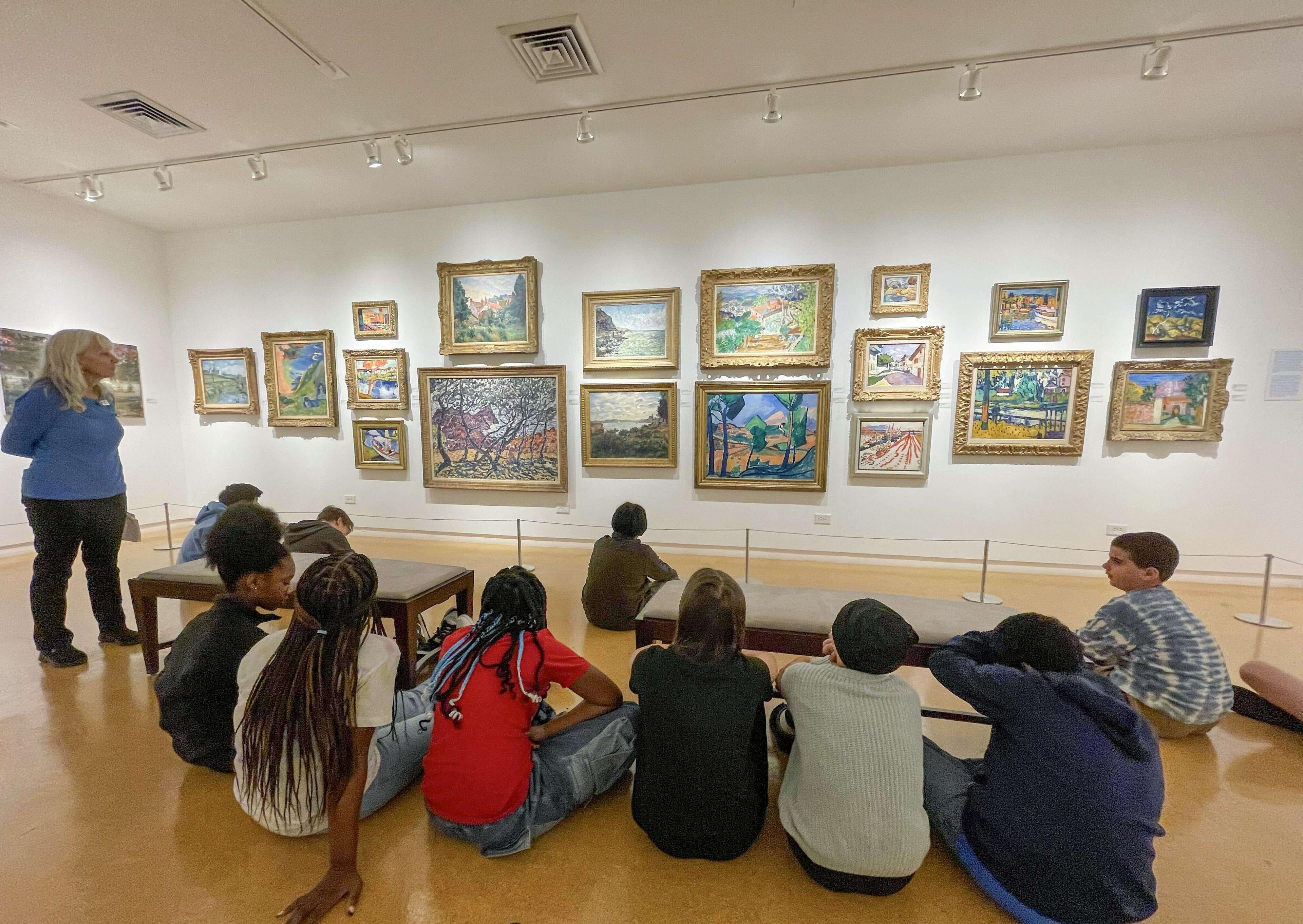 특별 전시실 입구 또는 주요 작품 앞