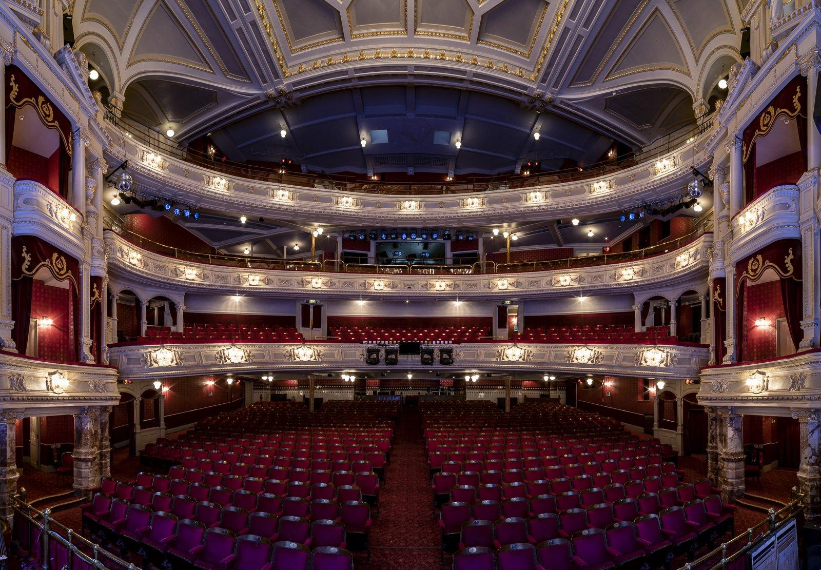 극장 내부 로비 및 계단