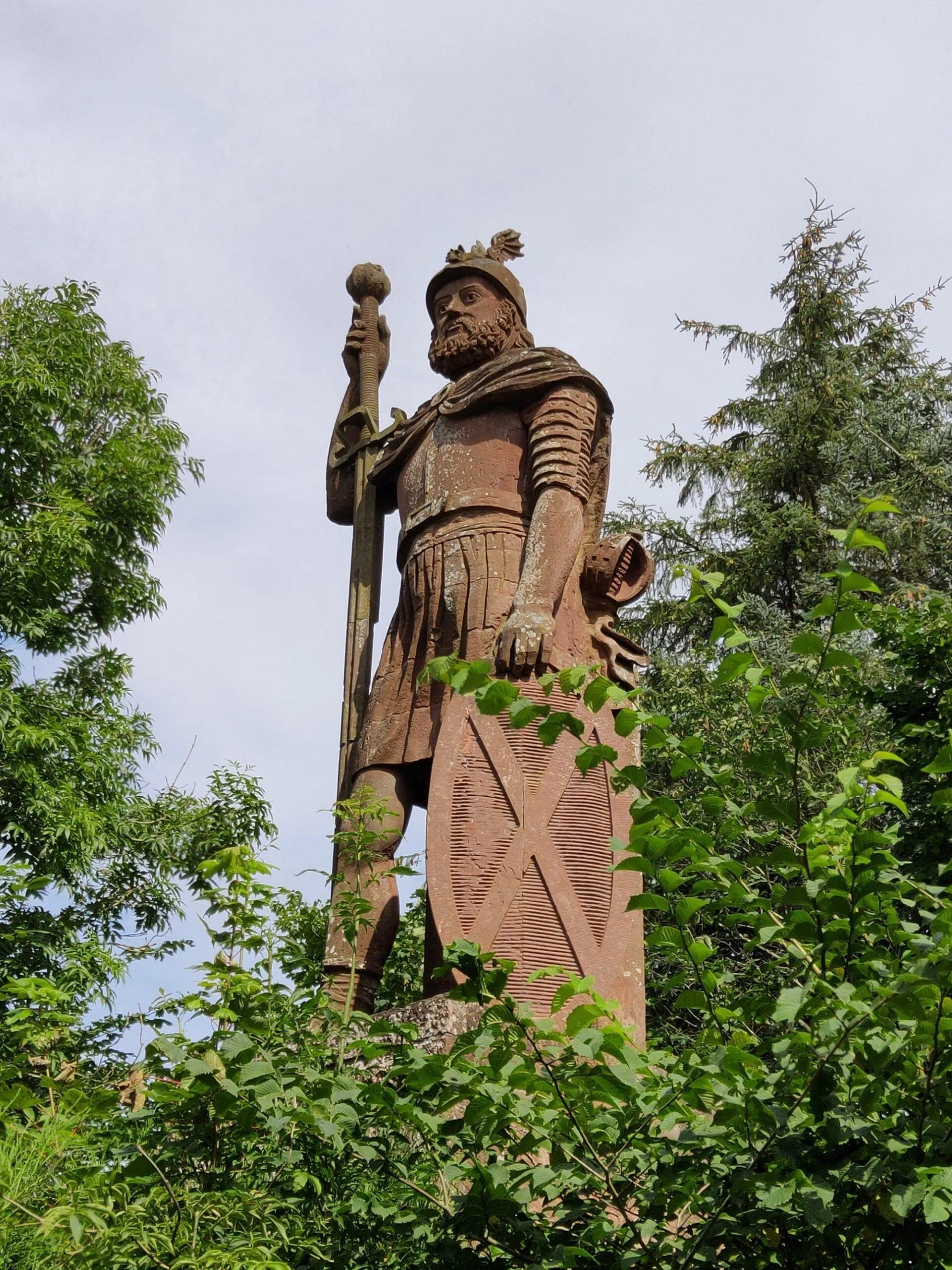 동상 정면 (길 건너편)