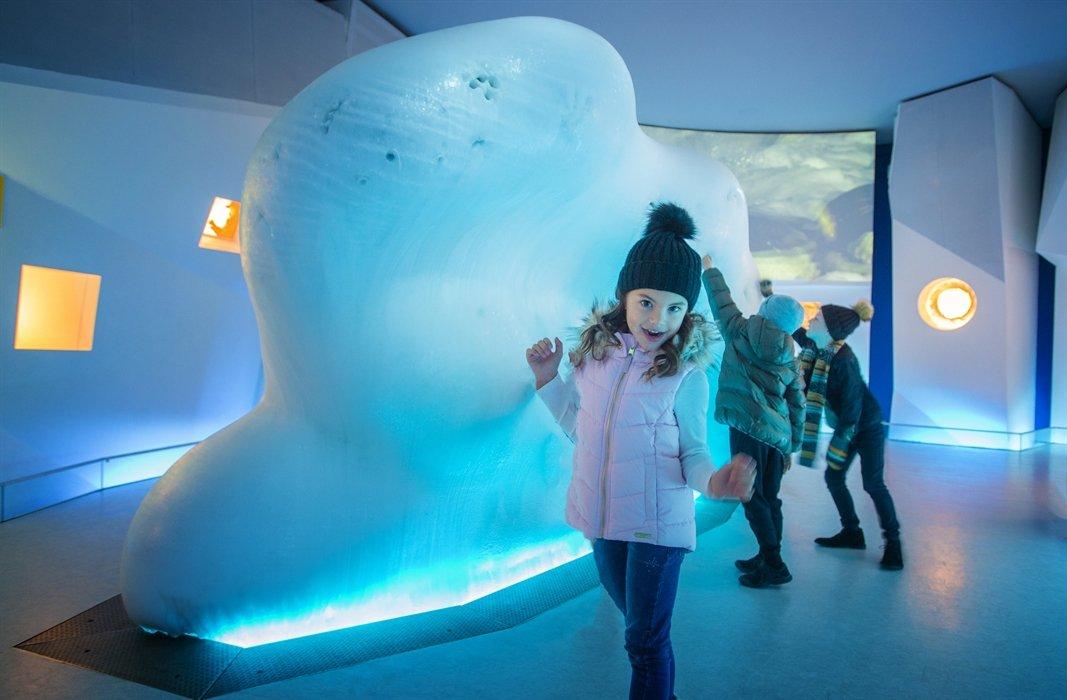 내부 인터랙티브 전시 공간