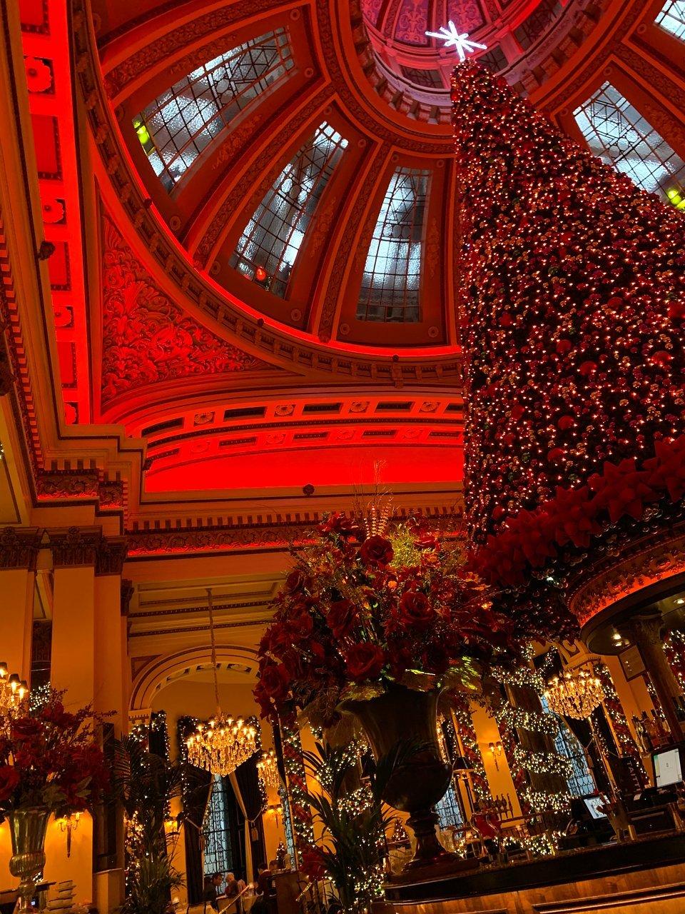 그릴 룸 중앙 돔 아래 (특히 크리스마스 트리와 함께)