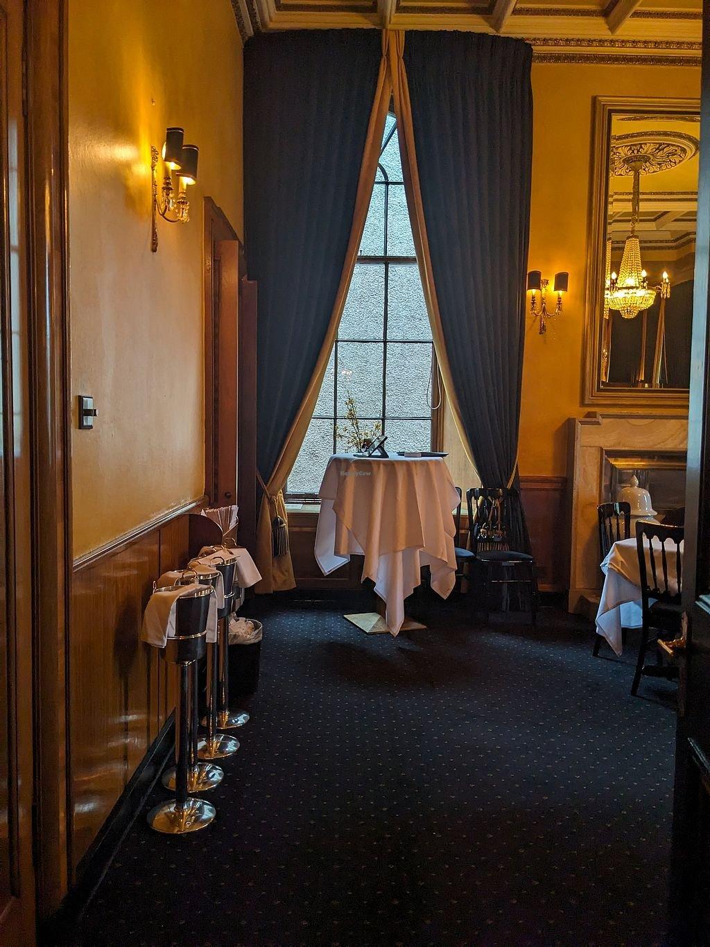 2층 조지안 티 룸 창가 또는 샹들리에가 보이는 계단