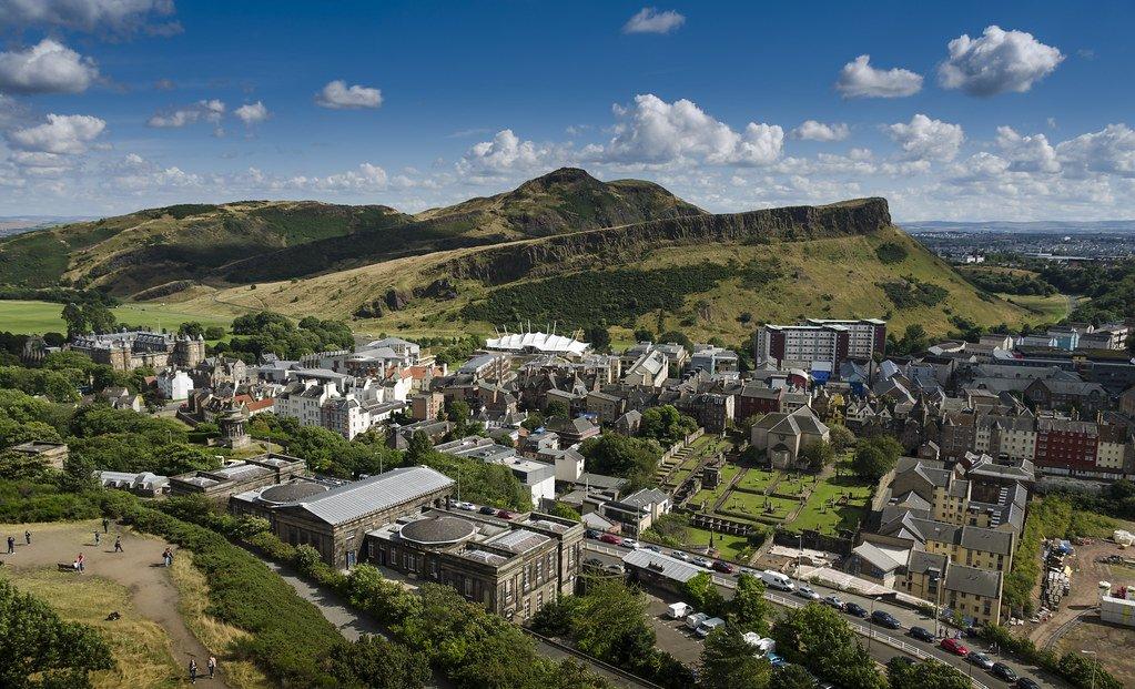 아서 시트(Arthur's Seat)를 배경으로 한 의사당 외부 전경