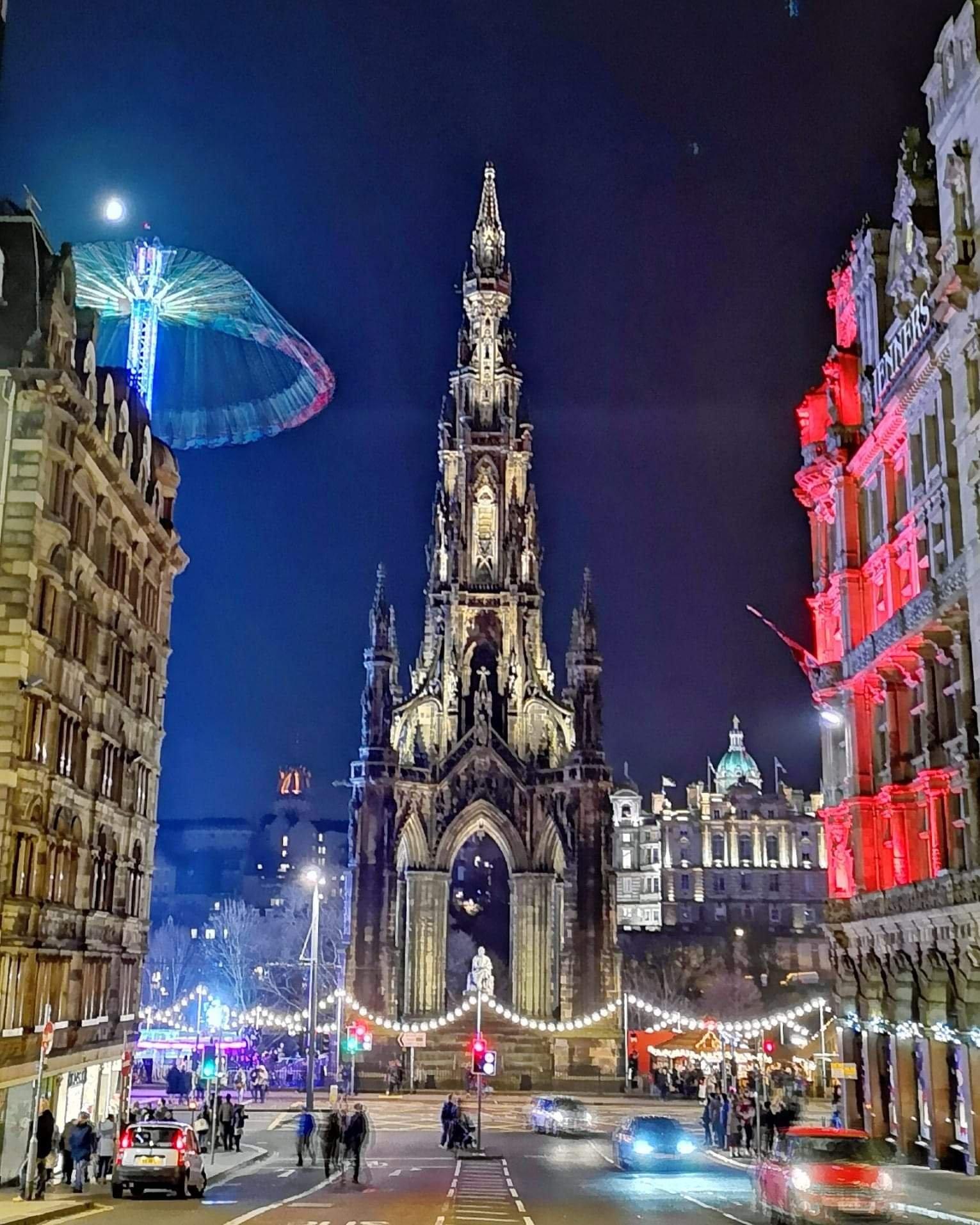 스콧 기념탑과 에든버러 크리스마스 마켓 야경