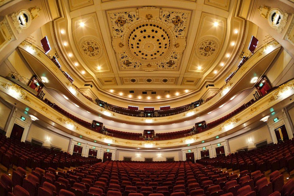 공연장 내부 (객석 또는 발코니)