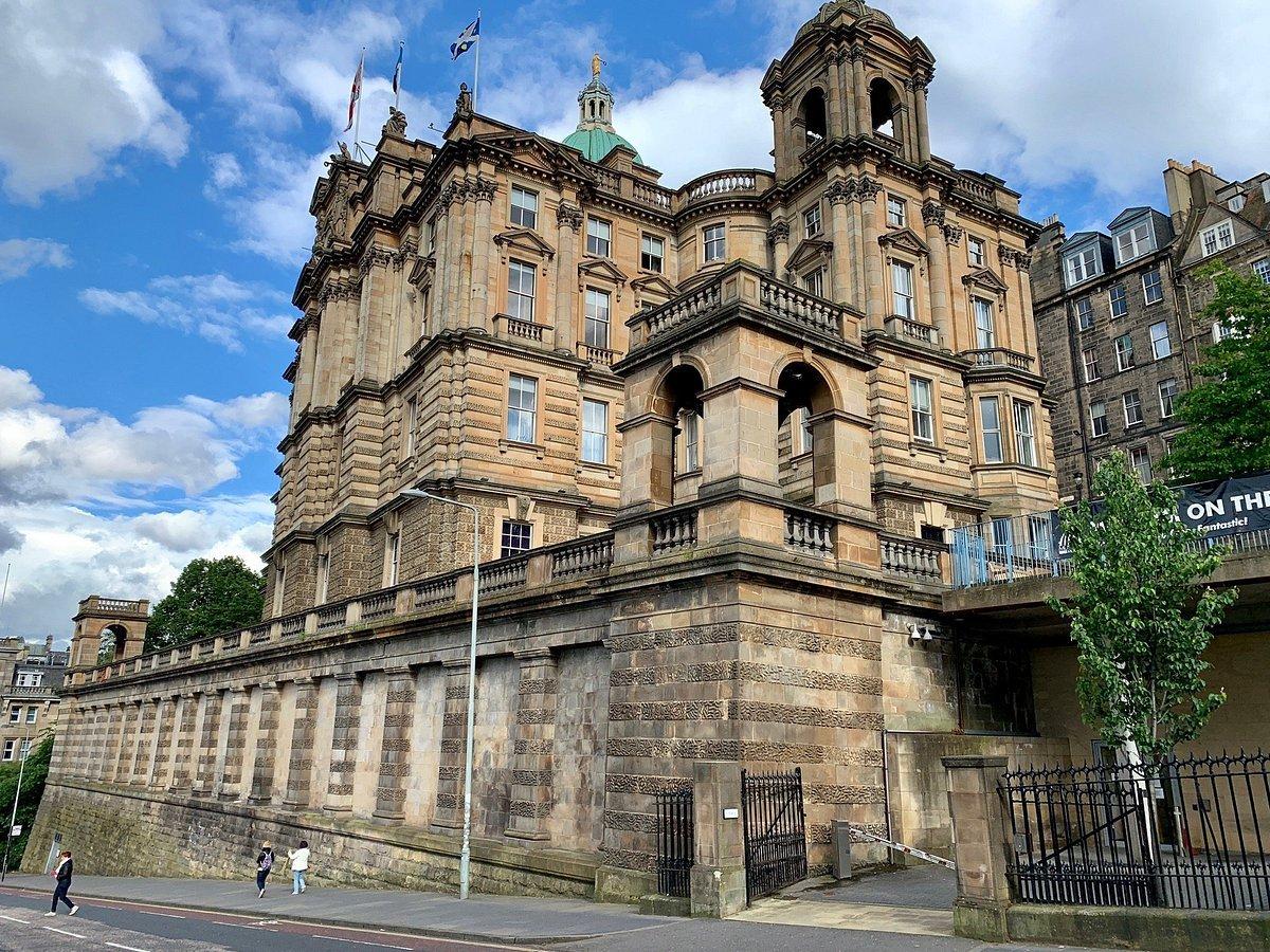 🏛️ 언덕 위 박물관(뮤지엄 온 더 마운드)