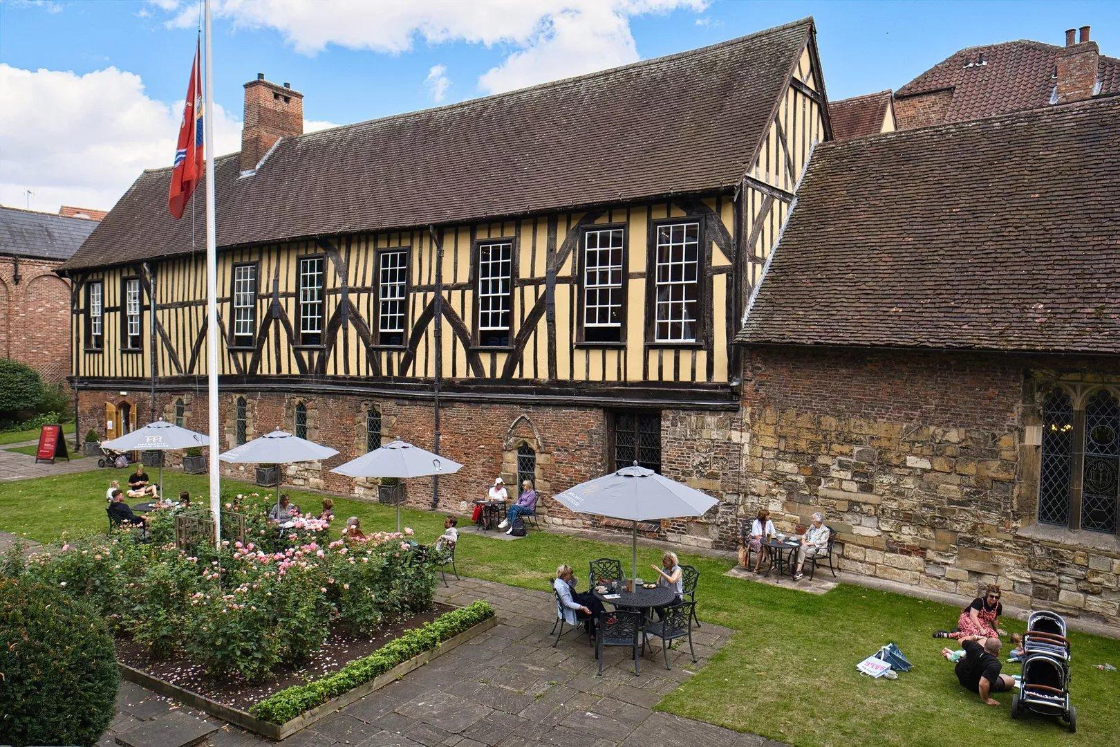 🏛️ 상인 모험가 회관 (머천트 어드벤처러스 홀)