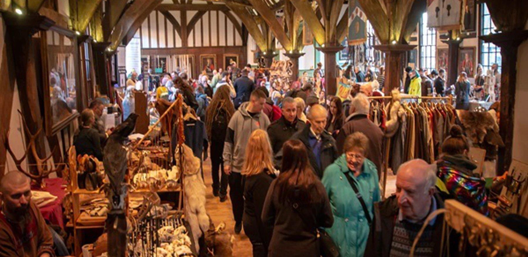 바이킹 축제 기간 중 상인 모험가 회관 행사 모습