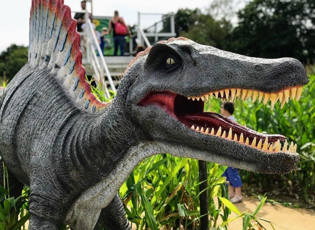 연도별 테마 조형물 앞