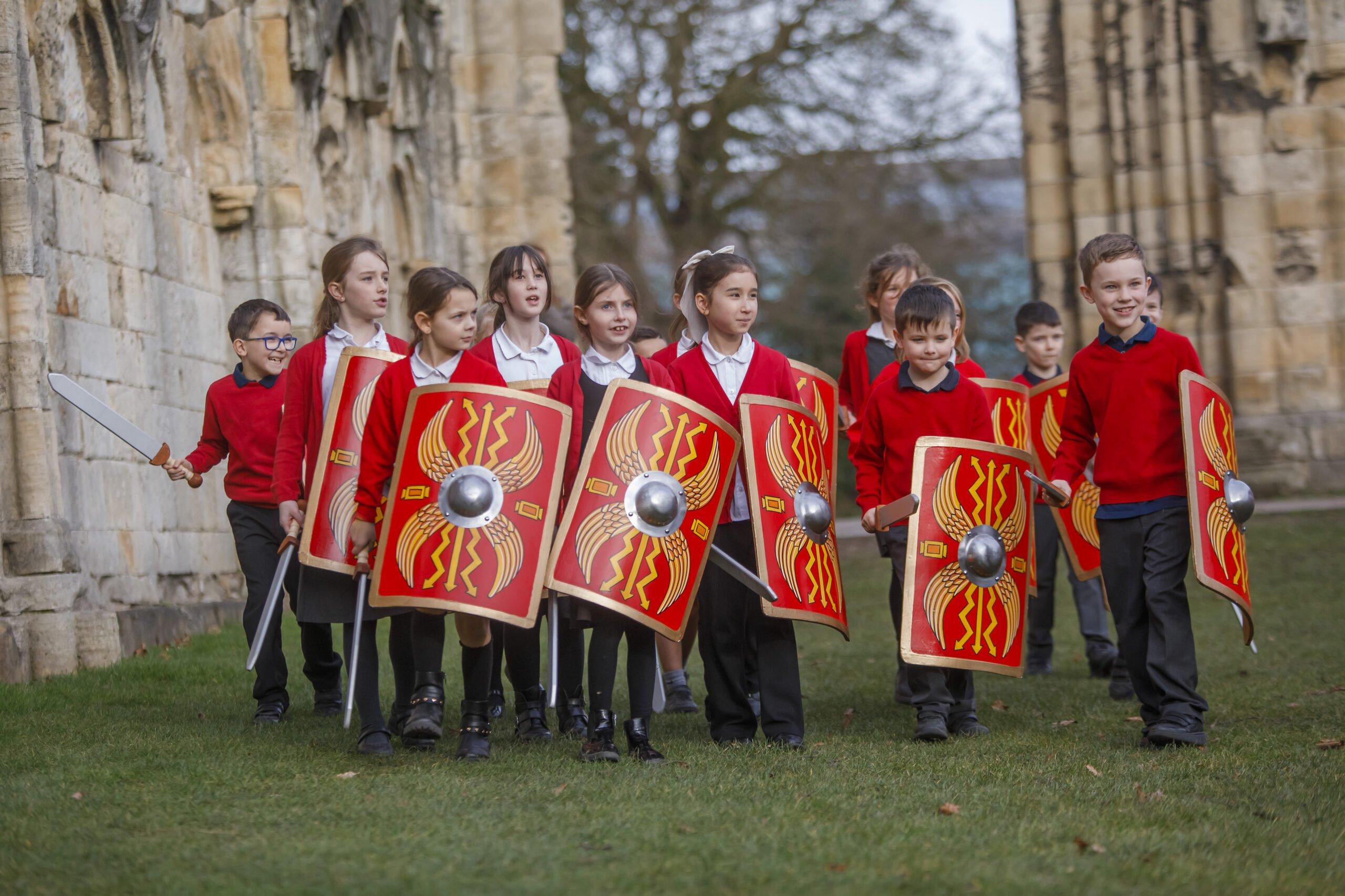 로마 군인 복장을 한 사람들이 행진하는 에보라쿰 로마 축제 모습