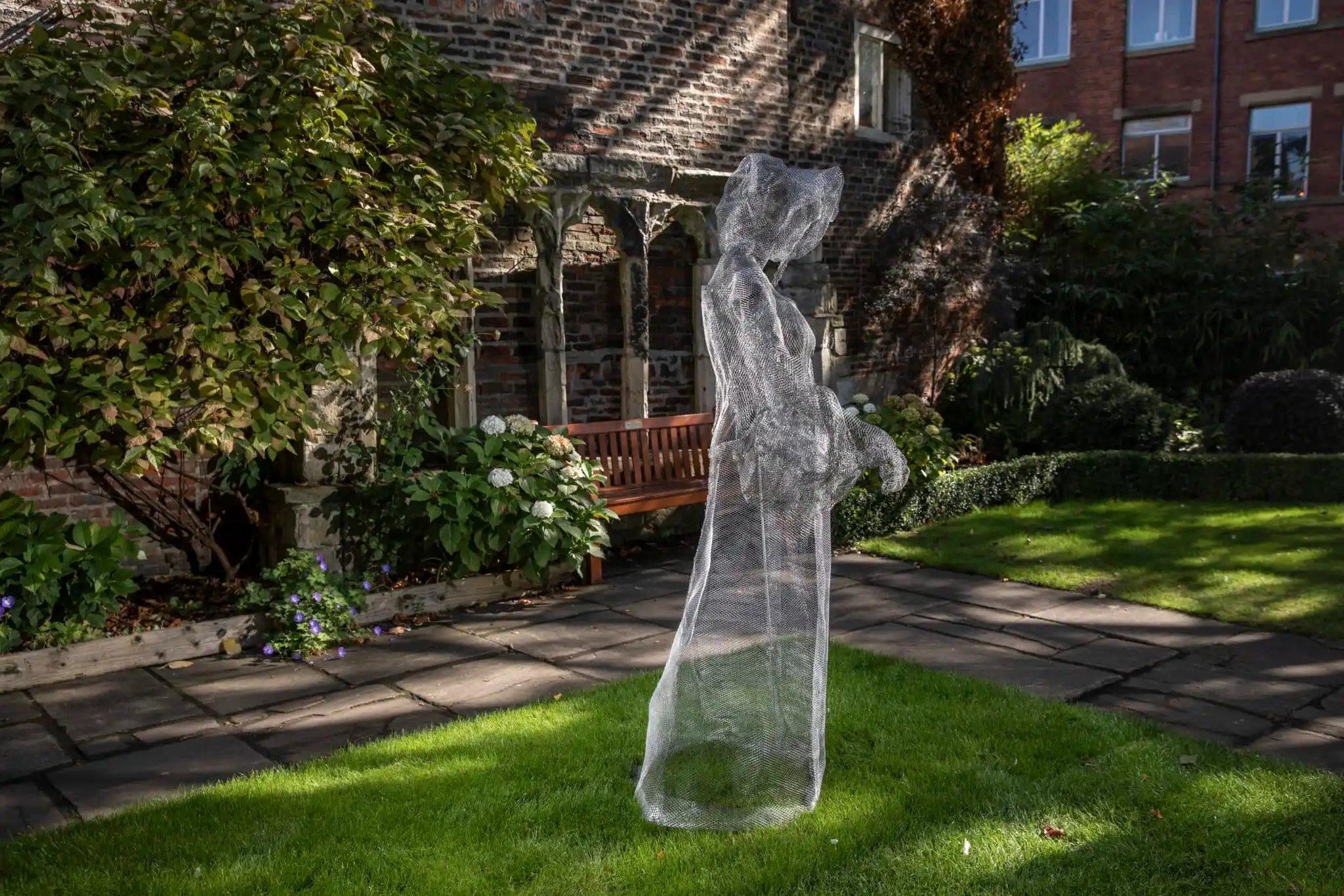 밤에 조명을 받아 신비로운 분위기를 자아내는 뮤지엄 가든의 유령 조형물