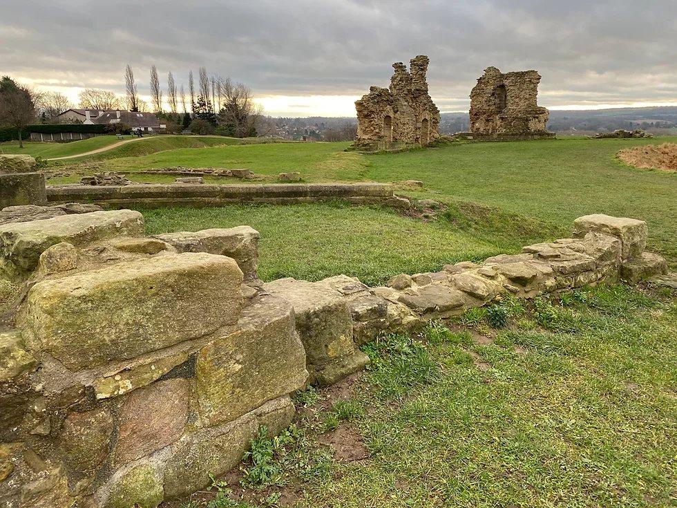 남아있는 성벽과 바비칸