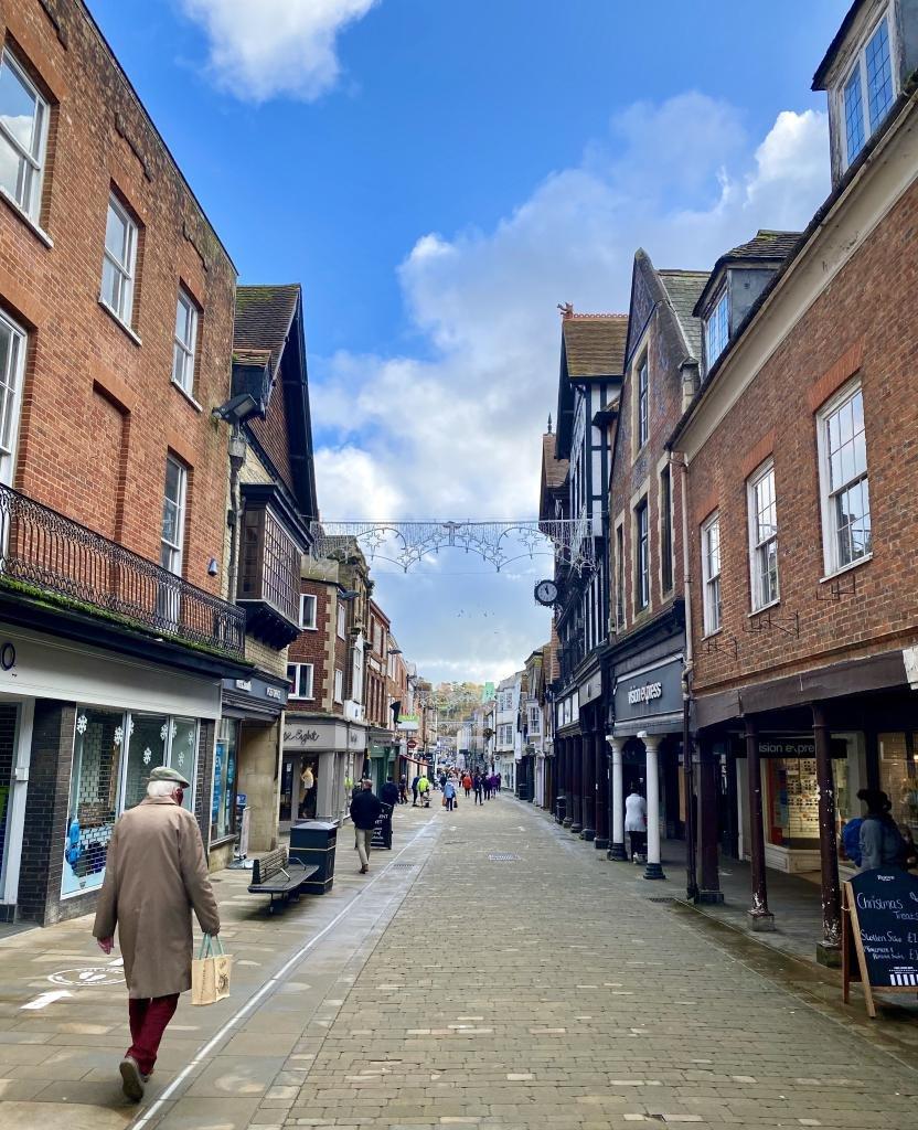 기념물 정면 (하이 스트리트 배경)