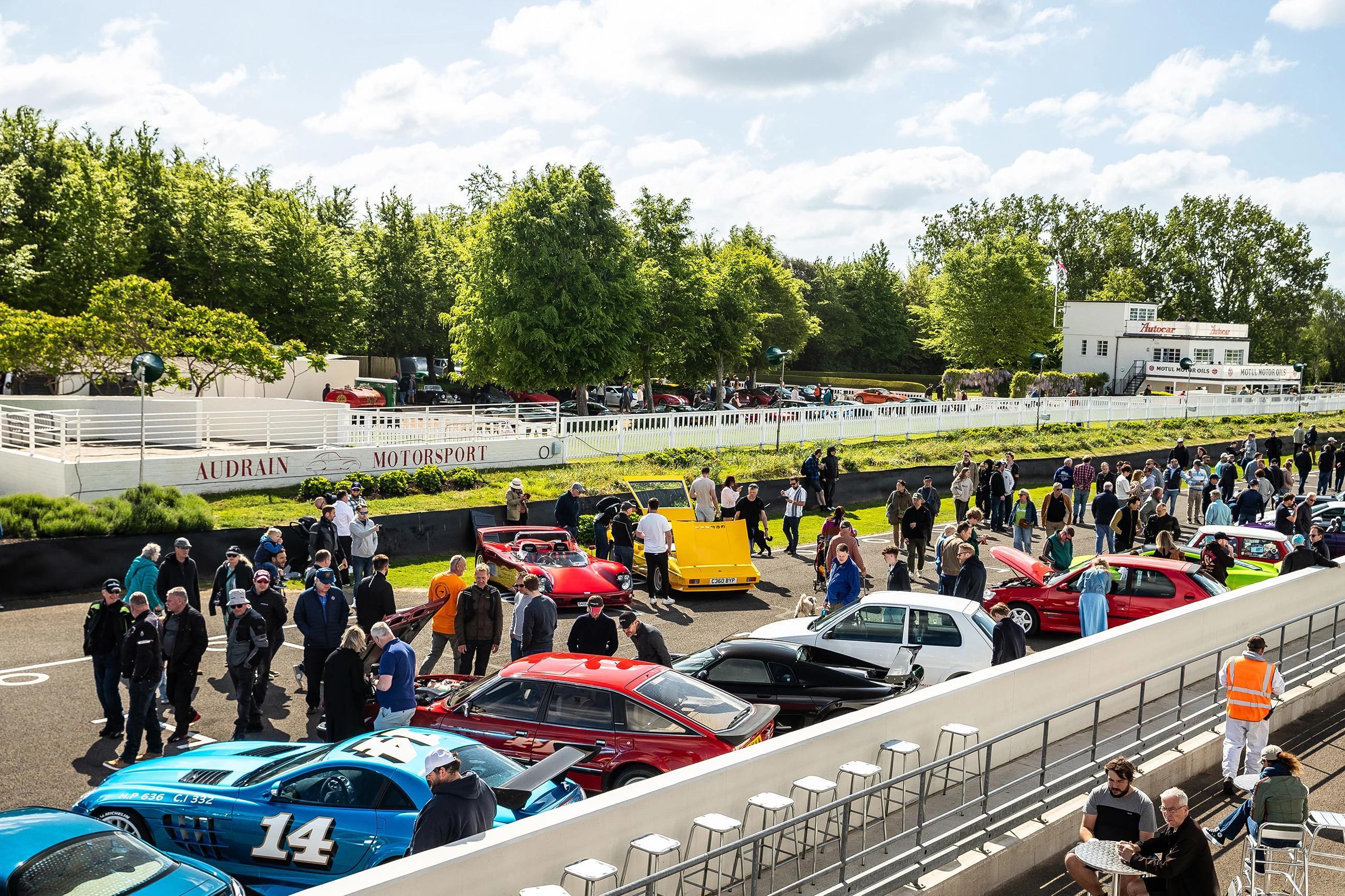굿우드 브렉퍼스트 클럽에 모인 자동차들