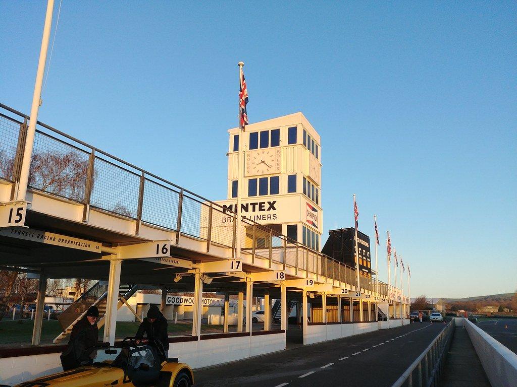 피트 레인 스트레이트 및 관람석