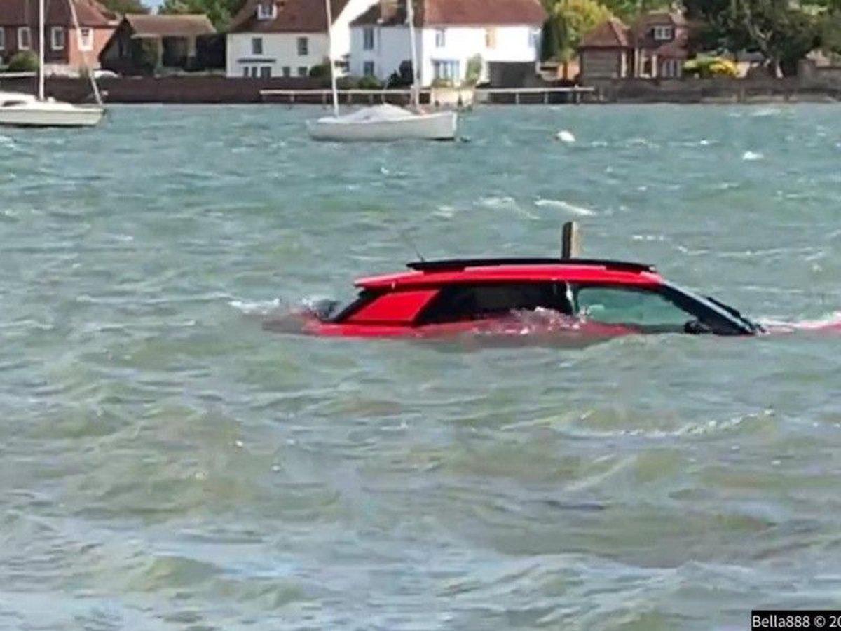 밀물에 잠긴 부두 도로