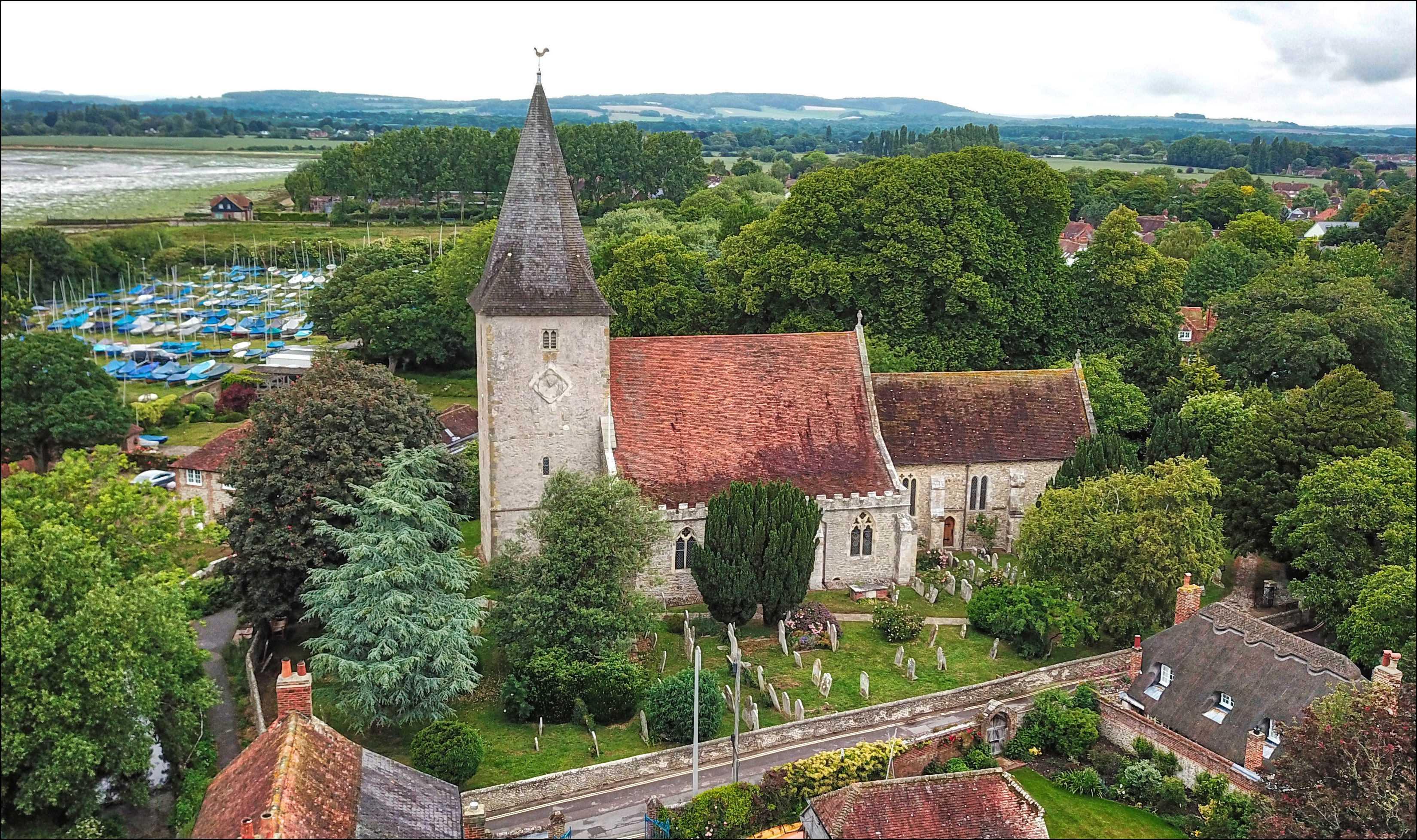 홀리 트리니티 교회와 항구 전경