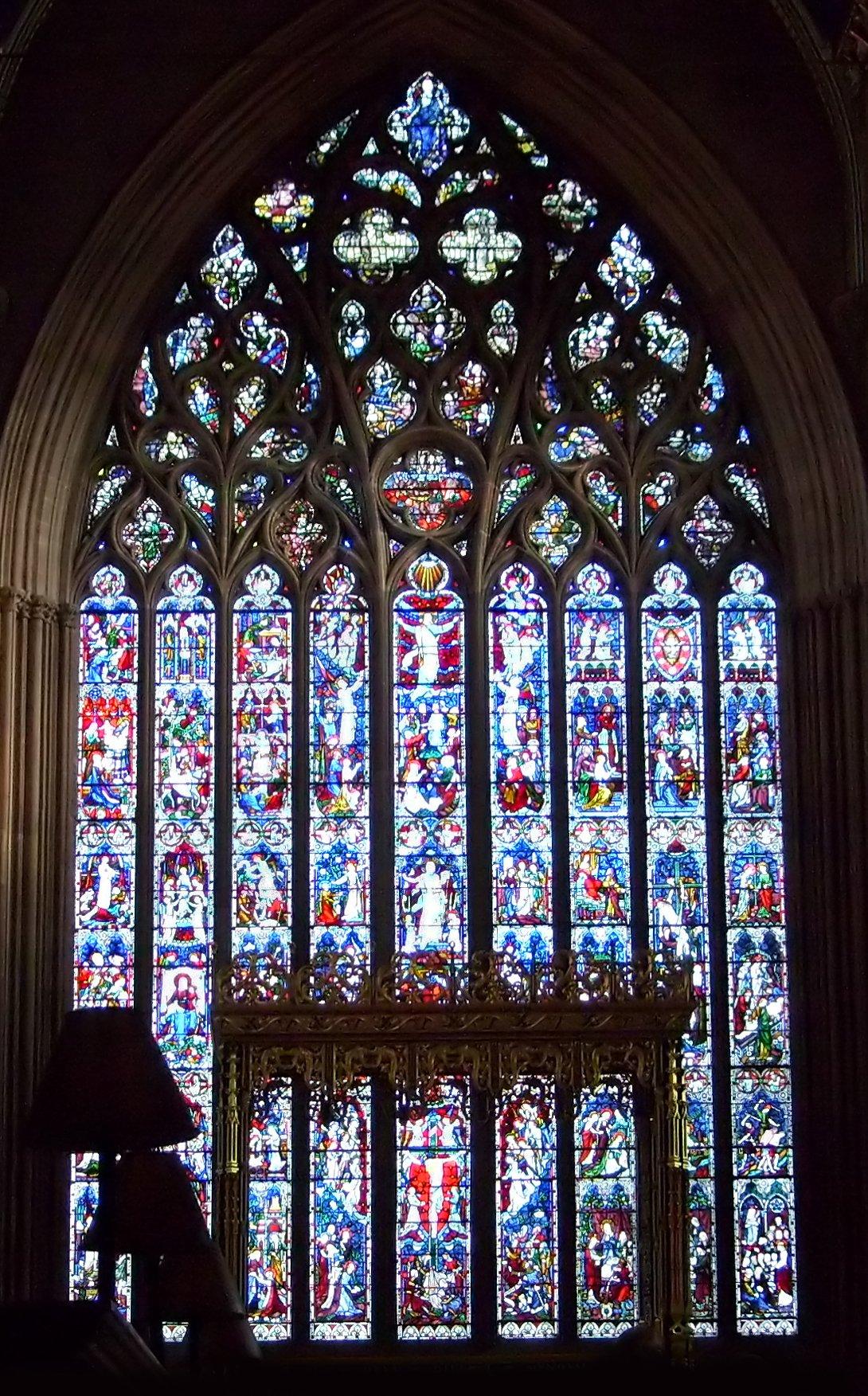 동쪽 대형 창문 앞